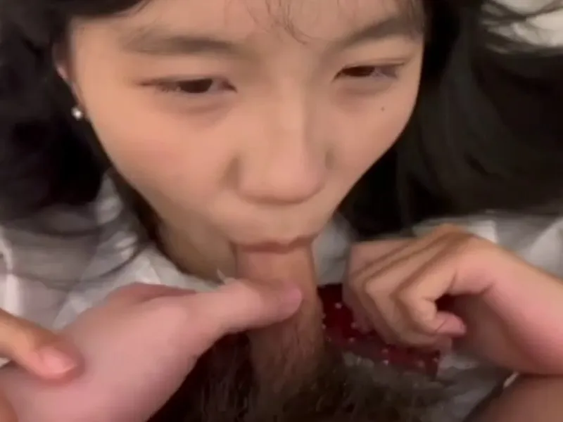 Em loli dễ thương mút cò biến em thành con đào nứng lồn p2